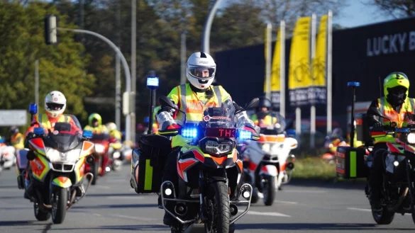 Die Motorradstaffel der Johanniter NRW und Niedersachen sorgt daf&uuml;r, dass die Kolonne in einem Rutsch &uuml;ber Kreuzungen kommt und andere Verkehrsteilnehmer nicht gef&auml;hrdet. - &copy; Leon Stock