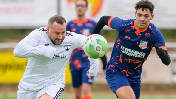 Klare Sache - Mit einer deutliche 8:0 -Ansage schickten die Postler die G&auml;ste von der SG Brakelsiek/W&ouml;bbel auf die Heimreise. In dieser Szene setzt sich der Postler Christian Schiprowski (wei&szlig;, links) gegen Lasse Grandt von der Spielvereinigung durch. Foto: Egon Penner. - &copy; Egon Penner