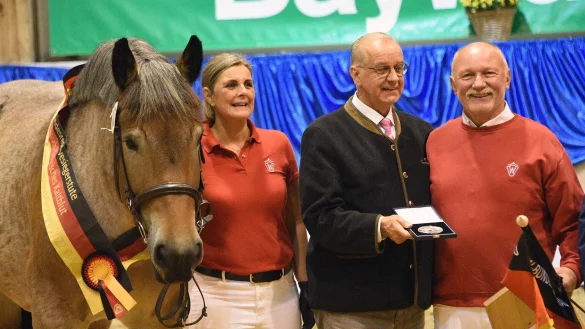Siegerehrung der Bundesreservesiegerstute Alma (von Adoro) der Zuchtgemeinschaft Meyer zu H&uuml;cker aus Detmold. Dar&uuml;ber freuen sich hier Ute Werther (Detmold), Joachim V&ouml;lksen (Deutsche Reiterliche
Vereinigung - FN) und Heinrich Meyer zu H&uuml;cker (Detmold), von links. - &copy; Erhard Schroll
