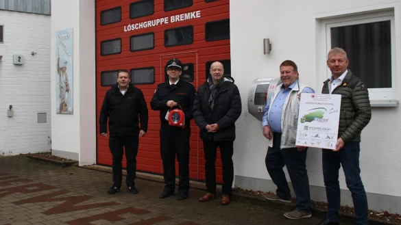 Michael Frischemeier, Wehrführer Axel Hoßbach, Torsten Krüger, Manfred
Stoller und Bürgermeister Frank Meier (von links) bei der offiziellen Übergabe. - © Gemeinde Extertal