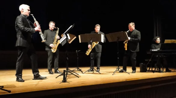 F&uuml;r ihr barockes Intro holten sich die Saxophonisten Verst&auml;rkung durchs Tasten-Instrument. Mit Cembalo-Kl&auml;ngen unterst&uuml;tzte Mehro Isakova (rechts) die Barock-Adaptionen des "Blattwerk"-Saxophon-Quartetts. Von links: Alban Hauser (Sopran-Sax), Hartmut Salzmann (Tenor-Sax), Ivan Jones (Bariton-Sax) und Timur Isakov (Alt-Sax). - &copy; Hajo G&auml;rtner