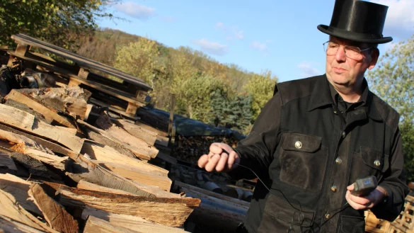 Der Feuchtgehalt von Holz muss regelmäßig kontrolliert werden. Laut Jörg Margraf sollte dieser maximal 20 Prozent betragen, wenn das Holz verbrennt werden soll. - © Nico Düllmann