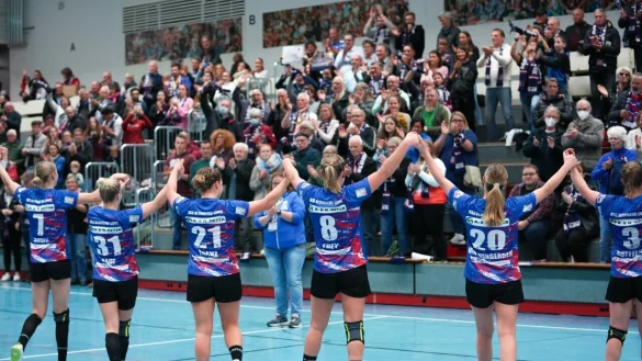 Die Fans feiern die Mannschaft nach dem 31:29 gegen Bad Wildungen. - &copy; Kornej Weibert