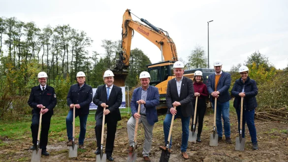 Symbolischer Akt: Landrat Dr. Axel Lehmann, Bauherr Sven Sven Oehlmann (Gesch&auml;ftsf&uuml;hrer vbe-Unternehmensgruppe) und B&uuml;rgermeister Frank Meier (Dritter, Vierter und F&uuml;nfter von links) setzen mit Vertretern weiterer Institutionen den ersten Spatenstich f&uuml;r die neue Rettungswache in Extertal. - &copy; Nicole Ellerbrake