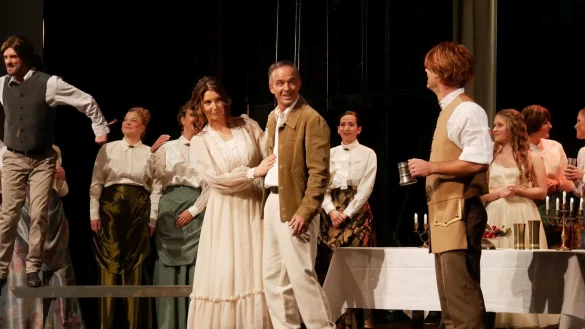 Schw&ouml;ren sich ewige Treue. Das Brautpaar Merc&eacute;d&egrave;s (Daniela Stach) und Dant&eacute;s (Marco Jochheim) wird gefeiert. - &copy; Thomas Kr&uuml;gler