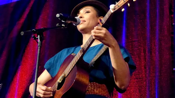 Glanzvoller Auftritt: Die S&auml;ngerin Tokunbo begeistert die Massen. Foto: Rudi Rudolph - &copy; Rudi Rudolph