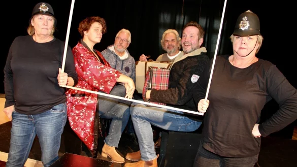 Das StattTheater-Ensemble (von links Fritze Wendel-Balzereit, Ina Hensen, Rolf Kramer, Michael Wendel, Ditchen Beckmann und Ute K&uuml;stermann) feilt seit September an einem neuen St&uuml;ck. - &copy; Heidi Stork