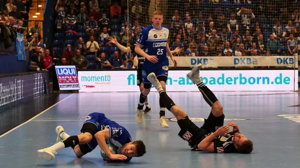 Das ist Behauptungswille: Lukas Zerbe l&auml;sst sich auch von einem Foul von Lutz Heiny nicht stoppen, l&auml;sst den Ball nicht los und fetzt im n&auml;chsten Moment wieder dem Erlanger Tor entgegen. - &copy; J&ouml;rg Hagemann