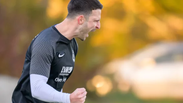 Riesig freut sich Marcus Baumg&auml;rtner &uuml;ber sein Tor f&uuml;r den RSV H&ouml;rste gegen TuS Eichholz-Remmighausen. - &copy; Egon Penner