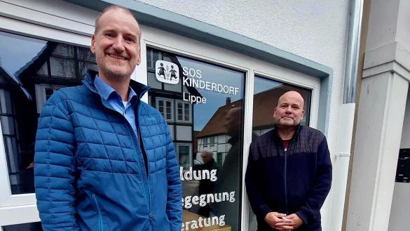 Holger Nickel, Leiter des Blomberger Treffpunkts des SOS Kinderdorfes (links), und Sozialp&auml;dagoge Holger Busch haben &uuml;bergangsweise ein B&uuml;ro in der Mittelstra&szlig;e bezogen. - &copy; Janet K&ouml;nig