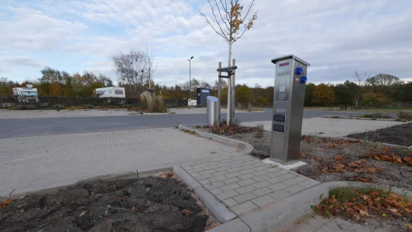 Elf Stellpl&auml;tze hat der Wohnmobilstellplatz auf dem Parkplatz am Werrebogen nach der Erweiterung mehr. Es fehlt nur noch die Begr&uuml;nung zwischen den Pl&auml;tzen. - &copy; Jost Wolf