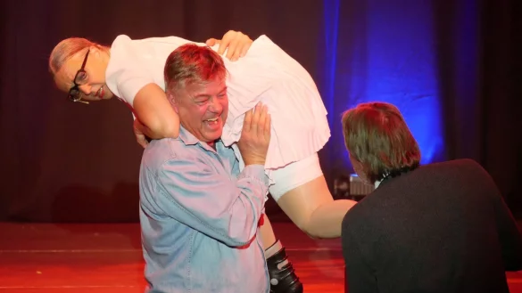 Krischan aus dem Publikum hilft Rosemie beim Ausziehen der Rollerblades. - &copy; Thomas Kr&uuml;gler