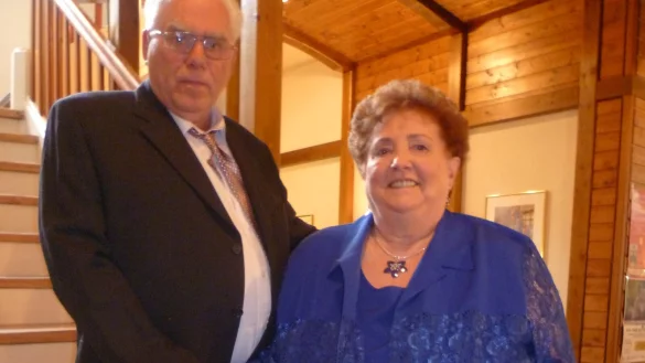 Gemeinsam mit Familie und Freunden feiert das Ehepaar Kein ihr Jubil&auml;um. - &copy; Dagmar Gr&auml;bner