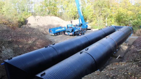 Von oben ist der u-f&ouml;rmige Hochbeh&auml;lter mit seinen zwei gro&szlig;en Kammern und der Schieberkammer am Kopfende gut zu erkennen. Doch der Anblick wird nicht lange so bleiben, denn die Kunststoffteile werden unter der Erde "begraben". - &copy; Nadine Uphoff