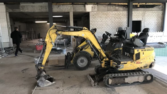 Beim Hallenbad-Umbau kommt auch schwereres Ger&auml;t zum Einsatz. - &copy; Thomas Reineke