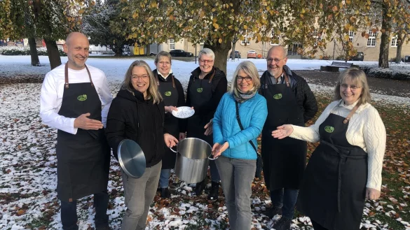 R&uuml;hren wieder gemeinsam in den P&ouml;tten f&uuml;r den guten Zweck: Die Land-Wirte mit (von links) Uwe Hagemeier (Meinberger Schweiz), Annette Reinking (Zur Ortm&uuml;hle), Wilma Thorenmeier (Alter Krug), Heinrich Oberjasper (Waldesruh) und Eleonore Hoffmann (H&ouml;rster Krug) kochen frische Suppen, die Soroptimistinnen um (vorne, von links) Anke Plogstert und Christine Schwarzkopf schenken beim Detmolder Advent am Schlo&szlig;platz aus. - &copy; Silke Buhrmester