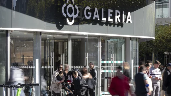 Das Logo von Galeria an der Schaufensterfront an der Hauptwache in Frankfurt. Warenhauskonzern Galeria Karstadt Kaufhof will bundesweit zahlreiche Filialen schlie&szlig;en. - &copy; picture alliance/dpa