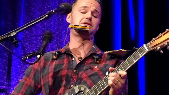 Unglaublich kraftvoll: Philip B&ouml;lter beherrscht das Fingerpicking aus dem Effeff. - &copy; Rudi Rudolph