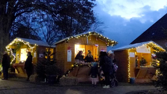 Malerische Holzh&uuml;tten sorgen f&uuml;r vorweihnachtliche Stimmung auf dem Weihnachtsmarkt in B&ouml;singfeld. - &copy; Rudi Rudolph
