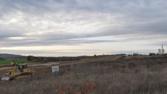 Blick auf die Amazon-Baustelle von der Ostwestfalenstraße aus. Bisher wurden 250.000 Kubikmeter Erde auf dem Gelände bewegt. - © Jost Wolf