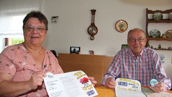 Als sie 2020 bekanntgaben, zur Kommunalwahl nicht mehr anzutreten, war die Aufl&ouml;sung des Vereins schon absehbar. Damals hielten Marin Stork und G&uuml;nter Simon Flyer von 2014 in die Kamera. 2020 gab es schon keine Handzettel mehr &ndash; die FBvB hatte Personalmangel. - &copy; Silke Buhrmester