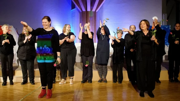 Regisseurin Sonja Bennefeld (links) und die musikalische Leiterin Anna
Ikramova (rechts) bedanken sich mit ihrem Ensemble f&uuml;r den Applaus. - &copy; Stiftung Eben-Ezer