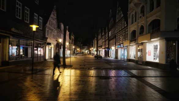 Die Fußgängerzone bei Dunkelheit - reichlich funzelig. Das soll sich mit dem neuen Beleuchtungskonzept ändern. Die Multifunktionsmasten sollen auch die Weihnachtsbeleuchtung tragen und Anschlüsse ans Glasfasernetz erhalten - für freies WLAN und mehr. - © Sven Koch