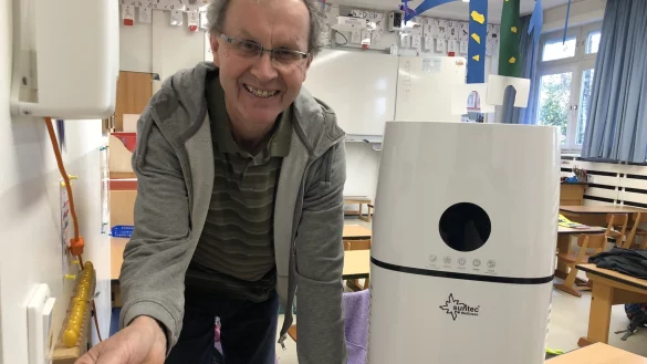 Der Hausmeister der Grundschule Kirchheide, Sebastian Bode, schlie&szlig;t Ende 2021 eines der neuen Luftfilter-Ger&auml;te an. - &copy; Archivfoto: Till Brand