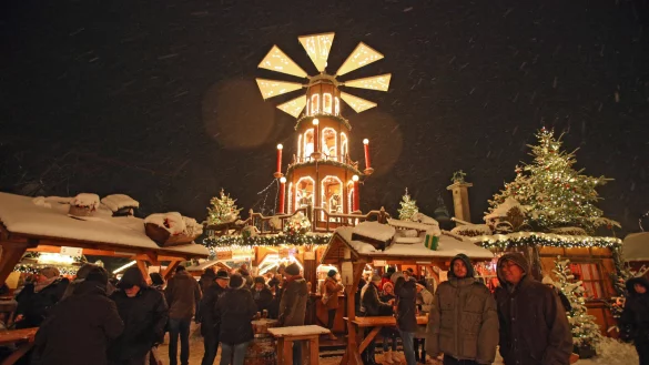Der Salzhof mit der Weihnachtspyramide wird wieder den Mittelpunkt des Marktes bilden. Insgesamt werden rund 65 Holzhütten und Buden in der Innenstadt aufgebaut. - © Vera Gerstendorf-Welle