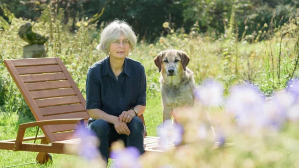 Tierheilpraktikerin Ricarda Dill mit Hund im Garten. - © Robert von Aufschnaiter, Sulzbeckstr. 1, 80689 München