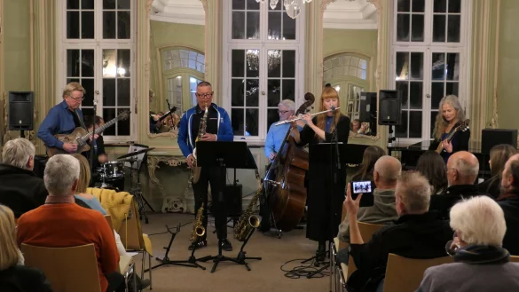 Jazz vor vollen Reihen: (von links) Mario Senge (Gitarre), Barny B&uuml;rger (Schlagzeug), Axel Senge (Saxofon), Wolfgang Tetzlaff (Bass), Lena Larissa Senge (Gesang, Querfl&ouml;te) und Ellen Skrodzki-Senge (Gitarre). ?Foto: Stephan Otters - &copy; Stephan Otters