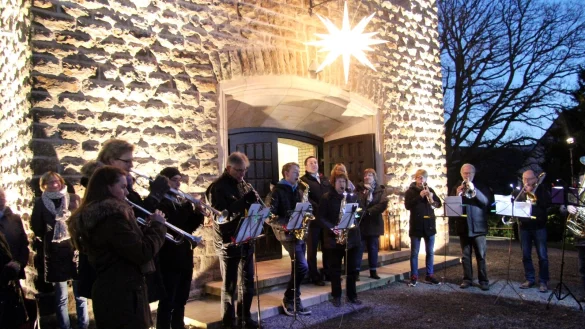 So stimmungsvoll wie auf diesem Archivfoto soll der Auftakt des Weihnachtsmarkts in Bösingfeld am Freitag, 25. November, werden. Erstmals stehen Holzhütten auf dem Kirchvorplatz. - © Tobias Schneider