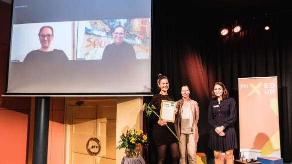Die Vertreter der Peter Gl&auml;sel Schule freuen sich &uuml;ber die Auszeichnung. - &copy; Andi Weiland | www.andiweiland.de