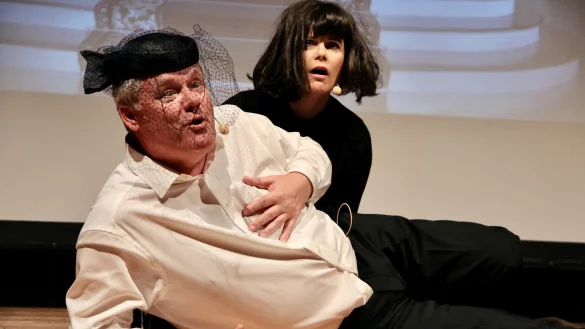 Mehr als 20 Mal wechseln Michaela Schaffrath und Stefan Keim blitzschnell die Kost&uuml;me. - &copy; Heidi Stork