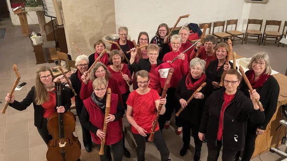Die Zauberfl&ouml;ten Nienhagen mit ihrer Leiterin Christine Kordetzki (zweite Reihe, Mitte). - &copy; Bildrechte: Zauberfl&ouml;ten Nienhagen