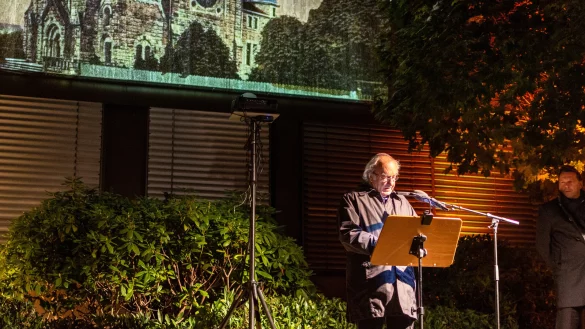 Prof. em. Matitjahu Kellig, Vorsitzender der Jüdischen Gemeinde Herford-Detmold, spricht bei der Gedenkfeier am Platz der 1938 zerstörten Neuen Synagoge in der Lortzingstraße. - © Raphael Bartling
