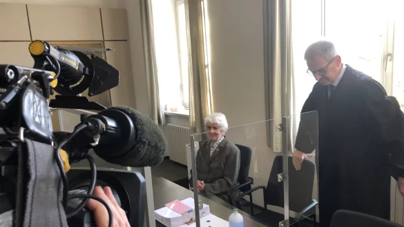 Hohes Medieninteresse: Margret Kreuder und Rechtsanwalt Ralf Fischer vor Verfahrensbeginn - © Martin Hostert