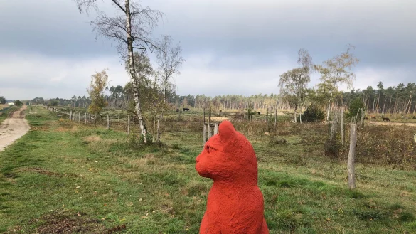 Wildkatzen geh&ouml;ren zu den gef&auml;hrdeten Arten. Bildhauer Raphael Jonas verwendet absichtlich die Signalfarbe Rot. - &copy; Stadt Oerlinghausen