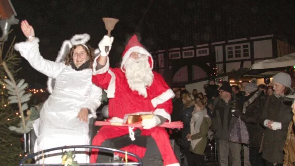 Der Nikolaus wird von den Kindern in Brakelsiek sehns&uuml;chtig erwartet. Gutscheine f&uuml;r die Weihnachtst&uuml;ten sind bei der Tankstelle Pieper und der Q1-Tankstelle in Schieder erh&auml;ltich. - &copy; Silke Buhrmester