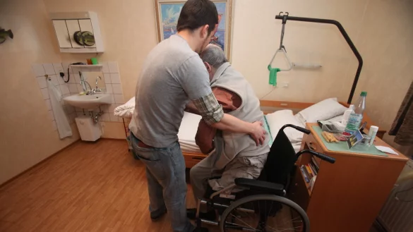 Seit Jahren sind Fachkr&auml;fte in der Pflege knapp. Viele Einrichtungen d&uuml;rfen nicht mehr alle Pl&auml;tze belegen. - &copy; Archivfoto: Vera Gerstendorf-Welle