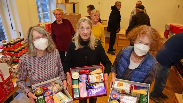 Wollen anderen ein sch&ouml;nes Fest bereiten: Erika Koring (von links), Trude Behrend und Teda Wellmer - &copy; Nicole Ellerbrake