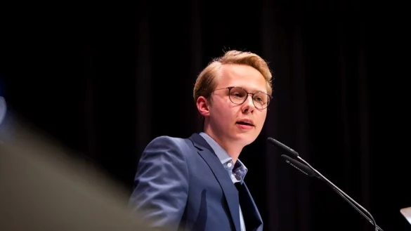 Torben Hundsd&ouml;rfer h&auml;lt eine Rede auf einem Parteitag. - &copy; David Renz