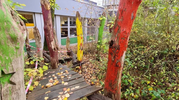 Der Lack ist ab. Aber mehr noch als der desolate Zustand des Au&szlig;engel&auml;ndes besch&auml;ftigt das Team der Pestalozzischule die unzureichende Raumsituation. - &copy; Marianne Schwarzer