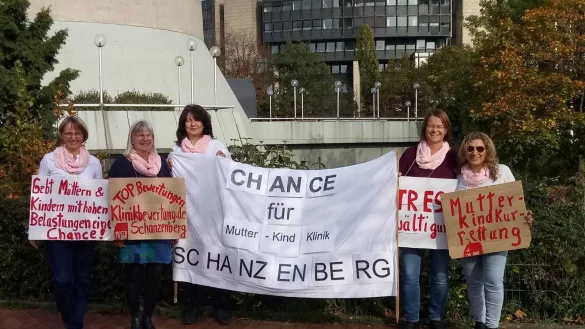 Mitarbeiterinnen der Mutter-Kind-Klinik machen in Düsseldorf auf ihr Anliegen zum Erhalt der Bad Meinberger Einrichtung aufmerksam. Foto: Interessenvertretung der Mutter-Kind-Klinik - © Cordula Gröne