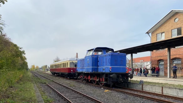 Mit einem Esslinger Triebwagen "T62" der Verkehrsfreunde Braunschweig aus dem Jahr 1952 wird die Diesellok "V65" aus Lemgo abgeholt. - &copy; Golo Kahlert