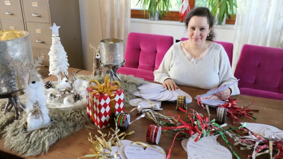 Jasmin L&uuml;hring hat f&uuml;r die Aktion "Herzenswunsch" zuhause wieder unz&auml;hlige Herzen vorbereitet, auf denen die Senioren ihre W&uuml;nsche vermerkt haben. - &copy; Alexandra Schaller