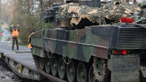 Volle Konzentration: Beim Verladen der Leoparden ist &auml;u&szlig;erste Vorsicht geboten. Die Kettenr&auml;nder ragen &uuml;ber die Ladefl&auml;che des Flachwagons hinaus. Der Einweiser dirigiert den Stahlkoloss bis zu seinem endg&uuml;ltigen Stellplatz. - &copy; Bundeswehr / Torben Schreiber