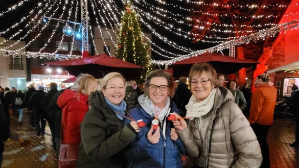 Sandra Henjes-Winter, Petra Kr&uuml;ger und Susanne Detert (von links) treffen sich seit vielen Jahren auf dem Weihnachtsmarkt in Lage. Sie sch&auml;tzen die besondere Atmosph&auml;re. Foto: Astrid Sewing - &copy; Astrid Sewing