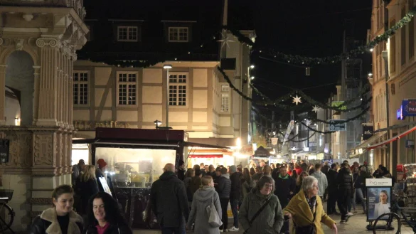 Blick auf den Marktplatz: Bei der "Sp&auml;tschicht" ist die Lemgoer Innenstadt am Freitagabend gut besucht worden. Eingekauft werden konnte bis 22 Uhr. - &copy; Jens Rademacher