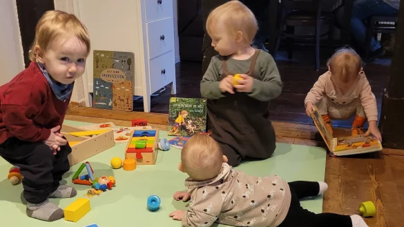 Es gibt einige Spielsachen, mit denen sich die Kinder nach Herzenslust besch&auml;ftigen k&ouml;nnen. Platz zum Rennen gibt es ebenfalls im neuen Elterncaf&eacute; in der Langen Stra&szlig;e. Immer montags von 10 bis 12 Uhr ist ge&ouml;ffnet. - &copy; Astrid Sewing